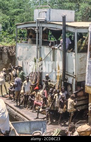 Soudan du Sud. Transport du Nil. Passagers de barges. Photographié en septembre 1972. Banque D'Images