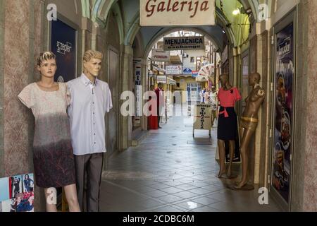NOVI SAD, SERBIE - 23 JUILLET 2016: Mannequins en plastique, exposés sur une rue Novi Sad devant des boutiques de mode et de vêtements, un loc Banque D'Images