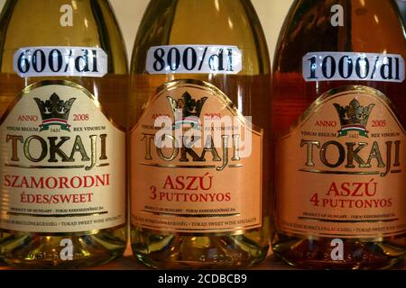 BUDAPEST, HONGRIE - 13 JUIN 2014 : accent mis sur les étiquettes des bouteilles de vin Tokaji et d'autres boissons traditionnelles hongroises à vendre dans la marque centrale de Budapest Banque D'Images