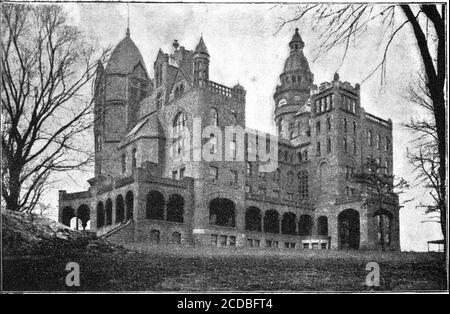 . Scientific American Volume 70 Numéro 08 (février 1894) . LA BIBLIOTHÈQUE... FAÇADE OUEST DU BÂTIMENT. ASPECT SUD-EST AVEC COULOIR. LA WEBB ACADEMY ET LA MAISON POUR LES CONSTRUCTEURS DE NAVIRES. ©1894 SCIENTIFIC AMERICAN, INC 24 février 1894.} jftuntiiit ^mttitM. 121 il comprend deux ministères. L'un d'eux est celui des constructeurs de navires et de moteurs marins. À ceci sont ad-mis de carpentiers de navire sans titre et leurs épouses, sous la restriction qu'ils auront été de ce commerce.il a été calculé que plus de soixante-dix métiers mai beronprésenté dans la construction d'un navire; le WebbHome est pour les wielders de la broa Banque D'Images