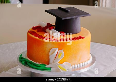 gâteau de graduation avec fond d'herbe verte isolé Banque D'Images