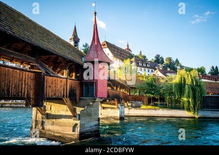 Pont de Spreuer ou passerelle couverte de Spreuerbrücke vue panoramique au coucher du soleil Avec sa chapelle rouge et son ciel bleu à Lucerne Suisse Banque D'Images