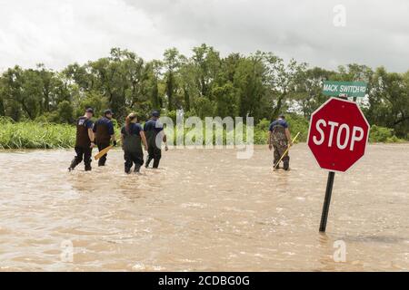 ÉTATS-UNIS. 27 août 2020. Lake Charles, États-Unis. 27 août 2020. U.S. Coast Guard Station l'équipe de bateaux d'intervention en eau peu profonde de la Nouvelle-Orléans parcourt une route inondée à Erath, en Louisiane, au lendemain de l'ouragan Laura, le 27 août 2020. Des centaines de milliers de maisons et d'entreprises en Louisiane et au Texas sont sans électricité. Au moins quatre personnes sont mortes après l'arrivée de l'ouragan Laura sur terre comme une tempête grave. Photo de PO3 John Michelli/États-Unis Coast Guard/UPI Credit: UPI/Alay Live News Credit: UPI/Alay Live News Banque D'Images