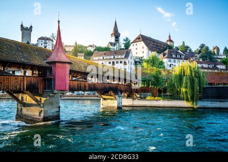 Vue panoramique sur le pont de Spreuer ou la passerelle couverte de Spreuerbrücke et Tours de Musegg Wall en arrière-plan à Lucerne Suisse Banque D'Images