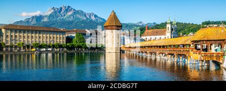 Vue panoramique sur Lucerne avec le pont de la chapelle ou Kapellbrucke Et le support Pilatus avec ciel bleu clair pendant l'été à La vieille ville de Lucerne Suissan Banque D'Images