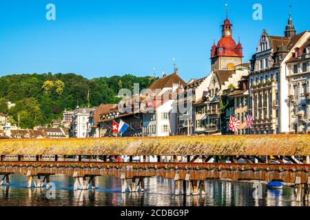 Vue sur la vieille ville de Lucerne avec une partie de la couverture Pont de la chapelle et vieux bâtiments colorés dont l'hôtel de ville Et le ciel bleu clair de Lucerne Banque D'Images