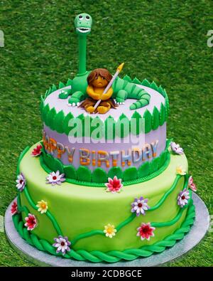 Mastic Pour Gateau D Anniversaire Pour Enfant Lumineux Et Colore Avec Un Caractere Fantastique Art De Marzipan Photo Stock Alamy