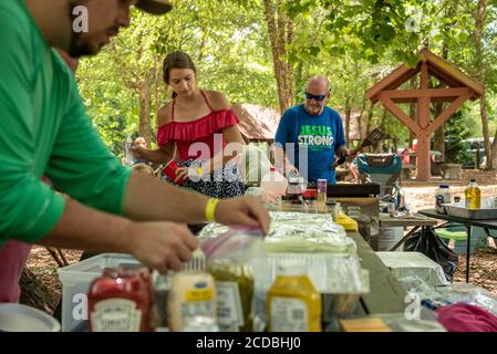 Réunion de famille en cours de cuisine le long de la rivière Chattahoochee à Helen, en Géorgie. (ÉTATS-UNIS) Banque D'Images