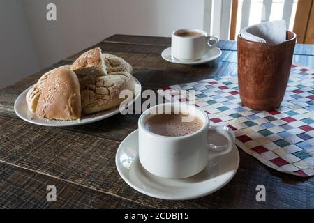 Oaxacan chocolat chaud et pain pour le petit déjeuner. Mexique. Banque D'Images