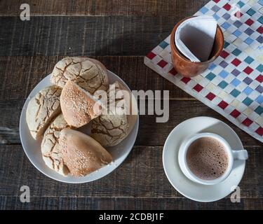 Oaxacan chocolat chaud et pain pour le petit déjeuner. Mexique. Banque D'Images