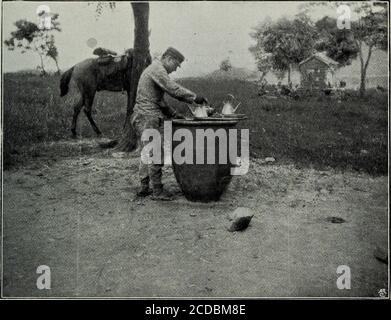 . La guerre russo-japonaise : rapports médicaux et sanitaires des officiers attachés aux forces japonaises et russes sur le terrain, personnel général, bureau de guerre, avril 1908 . Station pour l'eau bouillante à Tang-hsiang-kung-tai, pendant l'été 1905, montrant la cuisine de campagne et le chou-fleur de riz pour faire bouillir l'eau, avec le filtre Ishiji pour clarifier l'eau au-delà. N° 15. [Après la page 443.. Une station d'eau bouillie sur la ligne de mars dans la péninsule de Liao-tung, été 1904. Le pot chinois en faïence était rempli d'eau d'orge. N° 16. Banque D'Images