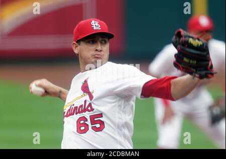 St. Louis, États-Unis. 27 août 2020. St. Louis Cardinals Giovanny Gallegos livre un terrain aux pirates de Pittsburgh dans le septième repas au stade Busch à St. Louis le jeudi 27 août 2020. Photo par Bill Greenblatt/UPI crédit: UPI/Alay Live News Banque D'Images