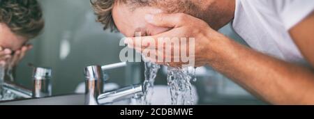 Homme se lavant le visage éclaboussant l'eau dans la salle de bains lavabo hommes soins de la peau beauté matin routine bannière panoramique arrière-plan Banque D'Images