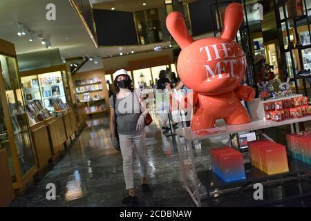 New York, États-Unis. 27 août 2020. Une femme porte un masque lorsqu'elle parcourt la boutique de cadeaux du Metropolitan Museum of Art lors d'un aperçu avant sa réouverture le samedi prochain, New York, NY, 27 août 2020. À mesure que les institutions culturelles de toute la ville rouvriront, des musées comme le MET vont prendre diverses précautions, notamment des heures réduites, des billets réservés, des mandats de masque, ce qui limitera considérablement la fréquentation à un quart de capacité. (Anthony Behar/Sipa USA) crédit: SIPA USA/Alay Live News Banque D'Images