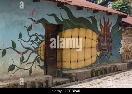 Une fresque murale sur une maison à San Pedro, Guatemala, représentant le maïs ou le maïs et une divinité maya. Banque D'Images