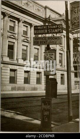 . Amélioration de fort Wayne Indiana; rapport pour la fort Wayne Civic Improvement Association . du quartier des affaires, en face du Palais de justice. Comme le Longas il y a de la place pour un tel poteau, rien ne devrait être dit au sujet de l'emballage de la pièce pour de belles normes de lumière. Les panneaux sur ce poteau font monter une autre très ospuousesthésique à proximité des rues d'affaires de fort Waynes. Thisis la multiplicité des signes de projection. Projection de signes de-stroy absolument toute dignité architecturale. Ce que indementhas propriétaire ou architecte de faire une belle façade si thesaugnes sont de rendre impraticable toute vue de Banque D'Images