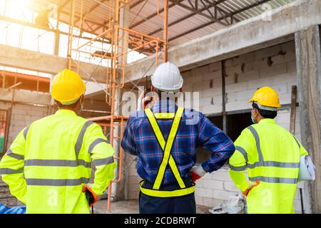 Construction l'ingénierie et le travailleur dans le chantier de construction Banque D'Images