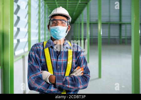 Ingénieur senior portant un masque pour travailler une nouvelle norme Banque D'Images