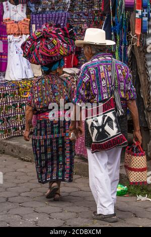 Un homme et une femme maya Tzutujil plus âgés, un mari et une femme, en robe traditionnelle, promenez-vous dans le marché ouvert hebdomadaire à Santiago Atitlan, au Guatemala. S Banque D'Images