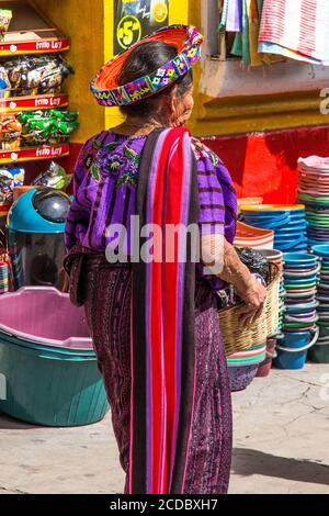 Une femme maya plus ancienne en robe traditionnelle dans le marché ouvert hebdomadaire à Santiago Atitlan, Guatemala, portant le tocoïal tête enveloppante caractéristique à TH Banque D'Images