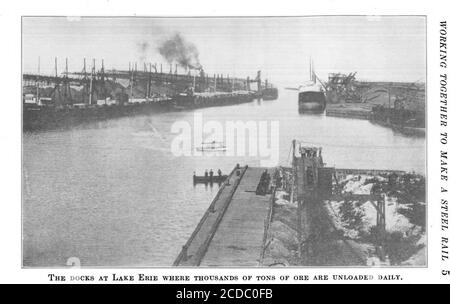 . Leçons de démocratie . il y a des capitaines, des copains, des ingénieurs, des pompiers, des matelots, des roues et bien d'autres. Ils voient que les bateaux à vapeur portent le précieux minerai de fer en toute sécurité. Bientôt, le navire atteint un port sur le lac Érié. Voici des centaines d'hommes sur les quais. Ils attendent d'aider les grandes ma-chines de déchargement décharger le minerai des navires et de charger iton les trains. Les trains transporteront le minerai en Pennsylvanie, où les grands fours l'éperont en acier. Les trains sont des ingénieurs, des pompiers, des brakemen, des signaleurs et des conducteurs. Tous les services sont là pour vous aider à faire fonctionner vos courses. Banque D'Images