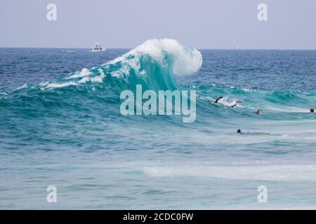 Vagues se brisant sur la plage à Cylinders Newport Beach en Californie ÉTATS-UNIS Banque D'Images