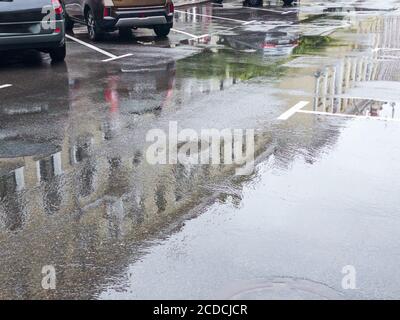 voitures garées dans une rue inondée après de fortes pluies centre-ville Banque D'Images