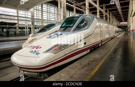 Trains à grande vitesse à grande vitesse, gare d'Atocha, Madrid, Espagne Banque D'Images