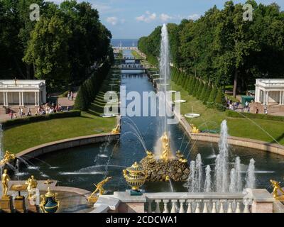 Vue sur le parc inférieur et les statues de la grande cascade, Peterhof, Russie Banque D'Images