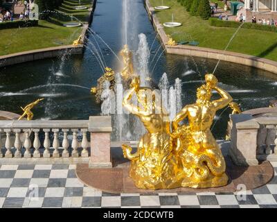 Vue sur les statues de la grande cascade, Peterhof, Russie Banque D'Images