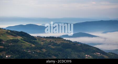 Vue sur les montagnes, les collines et les prairies, village dans le parc national de Tara en Serbie Banque D'Images