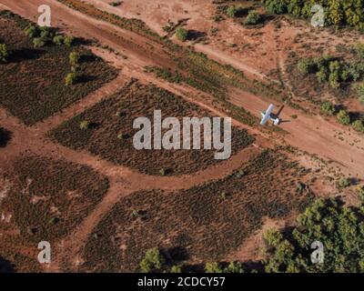 Un Cessna 180 Skywagon de l'Utah Backcountry Pilots Association est situé sur une piste d'atterrissage en terre non améliorée à Mineral Bottom près de Moab, Utah. Banque D'Images