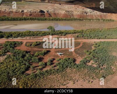 Un Cessna 180 Skywagon de l'Utah Backcountry Pilots Association est situé sur une piste d'atterrissage en terre non améliorée à Mineral Bottom sur la rivière Green près de Moab, Banque D'Images