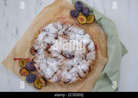 tarte aux amandes de vanille maison avec prunes et crumble Banque D'Images