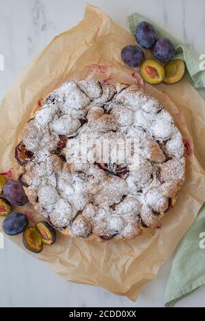 tarte aux amandes de vanille maison avec prunes et crumble Banque D'Images