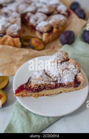 tarte aux amandes de vanille maison avec prunes et crumble Banque D'Images