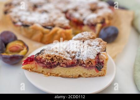 tarte aux amandes de vanille maison avec prunes et crumble Banque D'Images