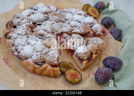 tarte aux amandes de vanille maison avec prunes et crumble Banque D'Images