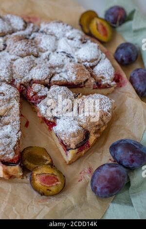 tarte aux amandes de vanille maison avec prunes et crumble Banque D'Images