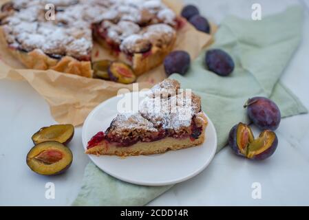 tarte aux amandes de vanille maison avec prunes et crumble Banque D'Images