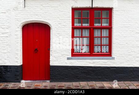 Façade de style médiéval traditionnel avec porte et fenêtre, Bruges, Belgique. Banque D'Images