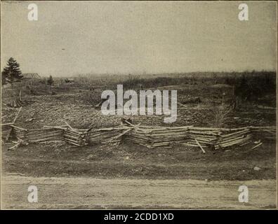 . Notes sur les sites des villages Huron dans le canton de Tiny, comté de Simcoe et parties adjacentes. Préparé en vue de l'identification des villages visités et décrits par Champlain et les premiers missionnaires . et Lower Crossroads, et ils sont parfois désignés de cette façon. Les rives Kaisées et leur importance archéologique. Heie, comme dans les autres cantons, l'une des caractéristiques les plus proéminentesphysiques est les anciennes marques de rivage. Tiieir greatheight au-dessus des niveaux d'eau actuels suggère ce qu'un vaste périodede temps s'est écoulé depuis que les eaux ont lavé les parties les plus élevées oft Banque D'Images