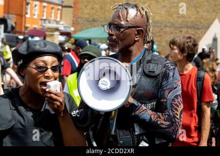 Londres, Royaume-Uni. 1er août 2020. Les organisateurs de la marche du million de personnes, une protestation anti-racisme Sasha Johnson (L) et Ken Hinds à la place Windrush pendant la journée annuelle d'émancipation. Les militants ont appelé les gens à se réunir à Notting Hill le 30 août, le premier jour du carnaval de Londres, qui est annulé cette année. Credit: Thabo Jaiyesimi/SOPA Images/ZUMA Wire/Alay Live News Banque D'Images