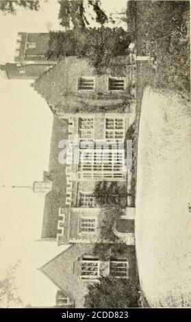 . Essex... avec trente-deux illustrations et deux cartes . Nether Hall (Raydon), et le travail très distinctif et élaboré à Layer Marney Towers. L'utilisation de la brique était si générale à travers Essexin la période Tudor qu'il y a peu d'exampledes maisons à colombages du i6th cent, si souvent rencontré dans d'autres comtés où la pierre localiable était inexistante. Il y a, comment-jamais, un très intéressant plus petit et dilapidatedhall (apparemment jusqu'ici non noté dans les guides-livres) à White Roothing, appelé Colville Hall, qui isof bois avec des plombages en briques à chevrons ; il est du temps de Henry VIIL. Leigh Banque D'Images