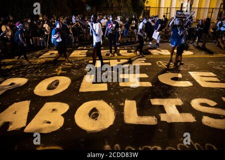 Un organisateur de manifestations s'adresse à une foule après que les manifestants ont repeint une fresque de rue qui lisait « Fonds de police » que le gouvernement de la ville avait récemment revêtue sur la Black Lives Matter Plaza à Washington, DC, le 27 août 2020, dans le contexte de la pandémie du coronavirus. Alors que le président Trump acceptait la nomination du parti républicain à la présidence sur la pelouse sud de la Maison Blanche en 2020, les organisateurs ont accueilli des DJ et des musiciens pour des soirées dansantes bruyantes et ont organisé d'autres manifestations bruyantes juste en dehors du terrain pour tenter de perturber les discours. (Graeme Sloan/Sipa USA) Banque D'Images