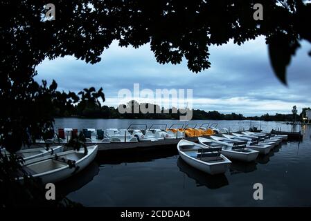 28 août 2020, Basse-Saxe, Göttingen : des nuages sombres passent au-dessus des bateaux à rames et des pédalos tôt le matin, qui se trouvent sur une jetée dans le lac de gravier de Göttingen. Photo: Swen Pförtner/dpa Banque D'Images