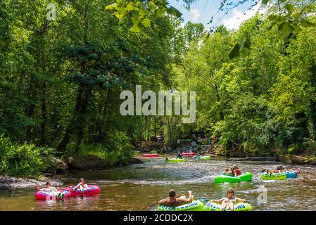 Détente en famille sur la rivière Chattahoochee dans les montagnes de la Géorgie du Nord à Helen, Géorgie. (ÉTATS-UNIS) Banque D'Images