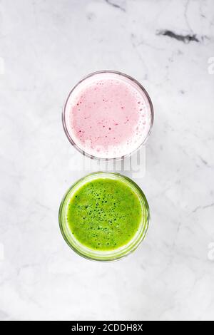 Deux verres avec smoothie aux fruits abd aux légumes colorés. Vue de dessus avec surface de copie. Boisson santé d'été Banque D'Images