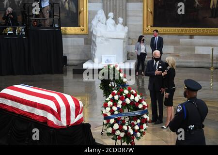 -Washington, District de Columbia - 20200727 politiciens, membres de la famille et le public paient leurs respects en tant que représentant des États-Unis John Lewis (démocrate de Géorgie) est dans l'état à la rotonde du Capitole des États-Unis. Lewis, icône des droits civiques et fervent défenseur des droits de vote pour les Afro-Américains, sera au Capitole. Lewis meurt le 17 juillet à l'âge de 80 ans. -PHOTO: Joe Biden, Jill Biden -PHOTO par: Matt McClain/CNP/startraksphoto.com -072720 Lewis-Remembrance-Pool 281 c'est une image éditoriale de droits gérés. Veuillez contacter Startraks photo pour les frais de licence et les droits i Banque D'Images