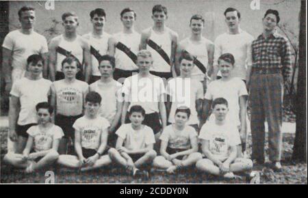 . U et I . Les joueurs du lycée de l'université portent les uniformes blancs. Numéro 7, Roger Little;centre, Jan Roosa; Number IS, Morris Butsch. Record de basket-ball 1942-1943 UniversityHigh School adversaire 36 Ludlow 19 47 Sevmour 16 37 Mansfield 21 22 Rantoul 27 31 Pesotum 23 28 Fisher ..24 18 Homer 29 32 Sadorus 28 51 Mansfield 16 34. Tolono 19 Z7 Rantoul 24 43 Philo 20 24 Mahomet 21 41 Pesotum 43 UniversityHigh School adversaire 30 Ogden 34 30 Charleston T.C.H.S 43 36 St. Joseph 20 Champaign County Tot Risal 43 Tolono 27 Rantoul .33.42 Tournoi régional 39 Sidney 34 39 Urbana 37 21 Champaign 4 Banque D'Images